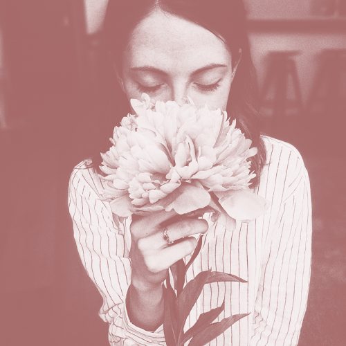 OR_woman-holding-white-flower-3579460 OR_woman-holding-white-flower-3579460